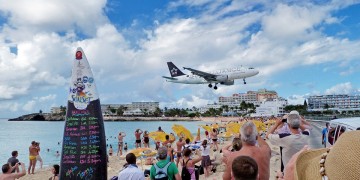 Toerist overleden op Sint-Maarten door opstijgend vliegtuig